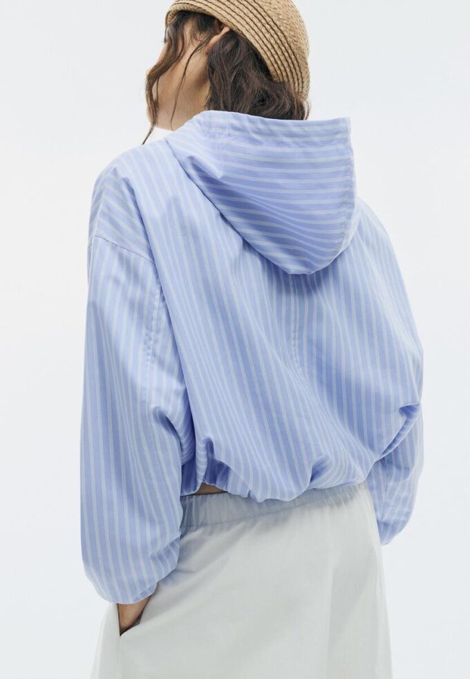 Giacca basic a righe in nylon con cappuccio Giacca basic a righe in nylon con cappuccio