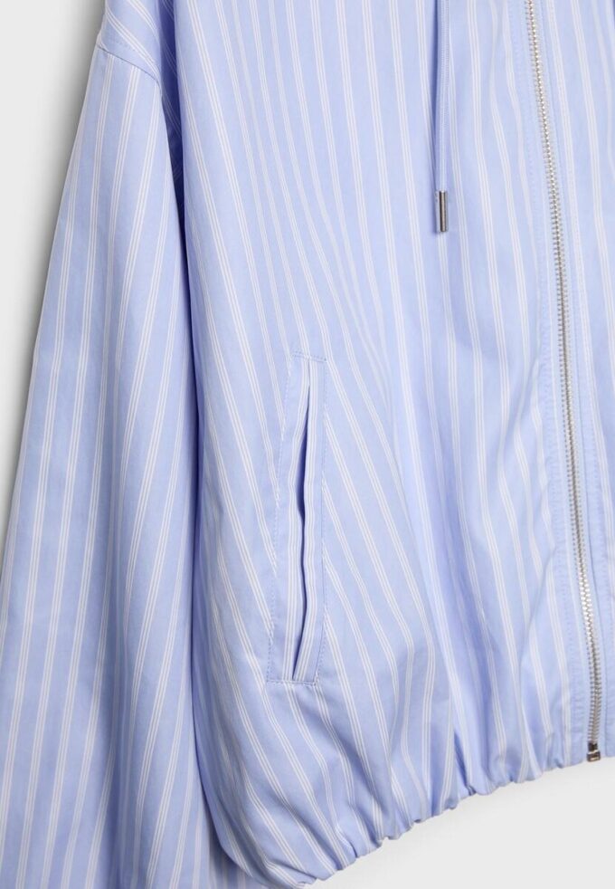 Giacca basic a righe in nylon con cappuccio Giacca basic a righe in nylon con cappuccio