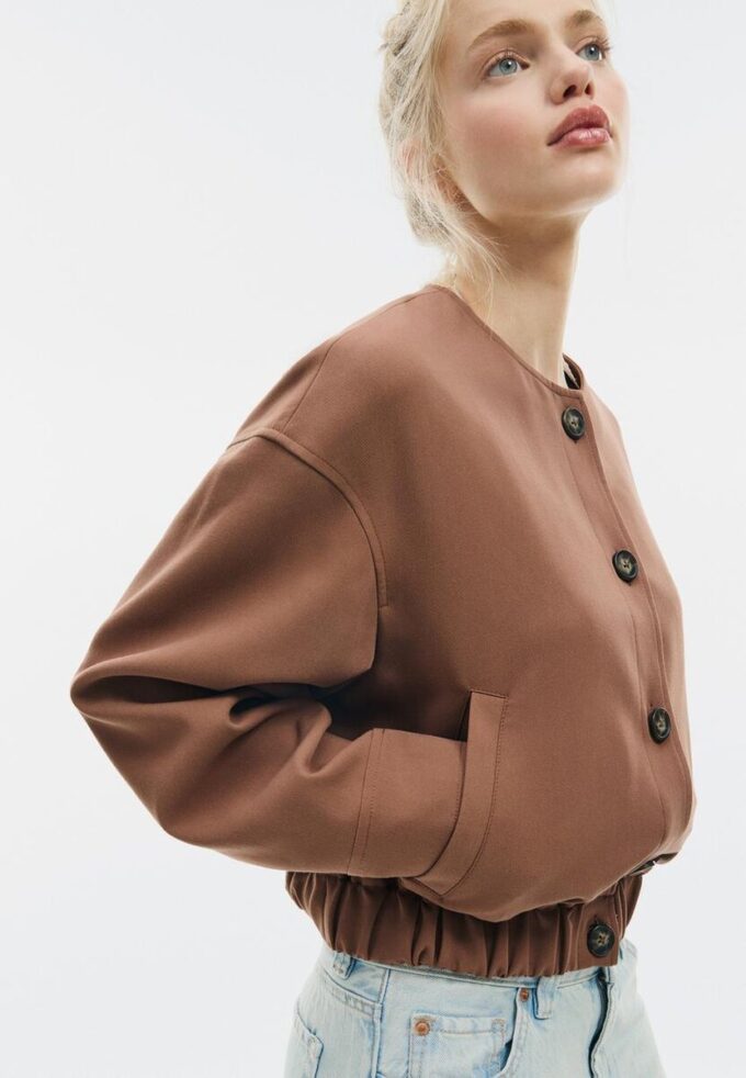 Giacca con collo rotondo e maniche a sbuffo