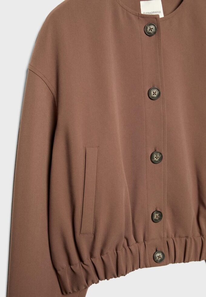 Giacca con collo rotondo e maniche a sbuffo