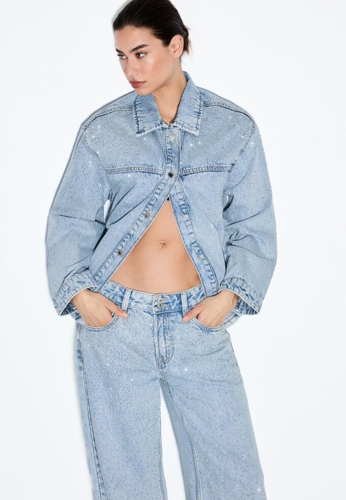 Giacca in denim con tasche applicate e strass