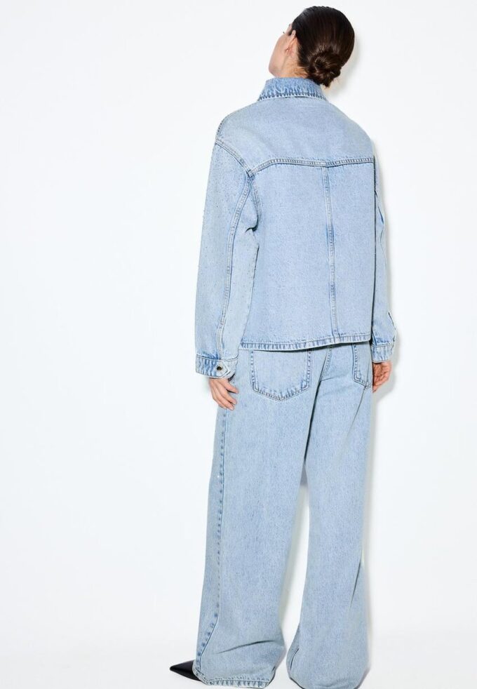 Giacca in denim con tasche applicate e strass