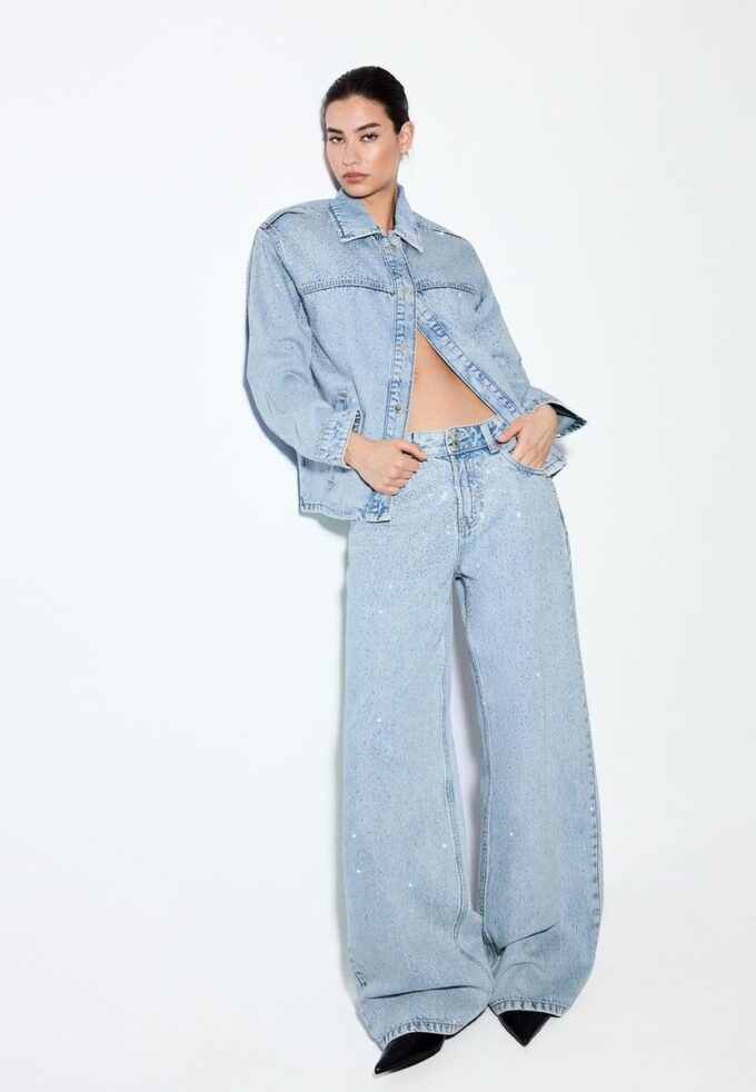 Giacca in denim con tasche applicate e strass