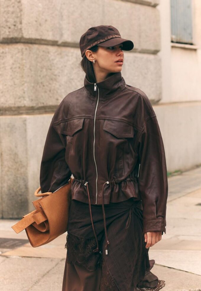 Giacca in pelle con tasche e vita regolabile