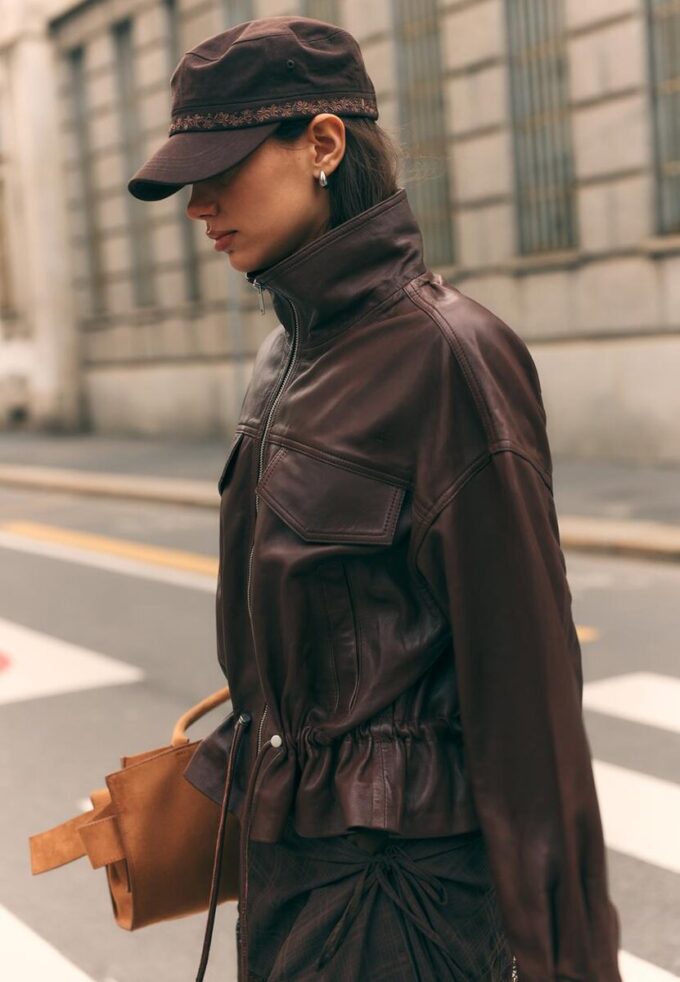 Giacca in pelle con tasche e vita regolabile