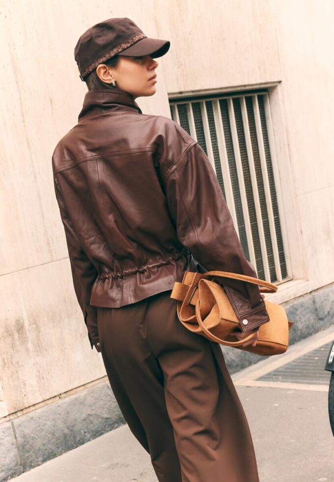 Giacca in pelle con tasche e vita regolabile