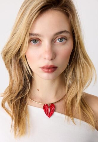 Girocollo con fiore di camelia