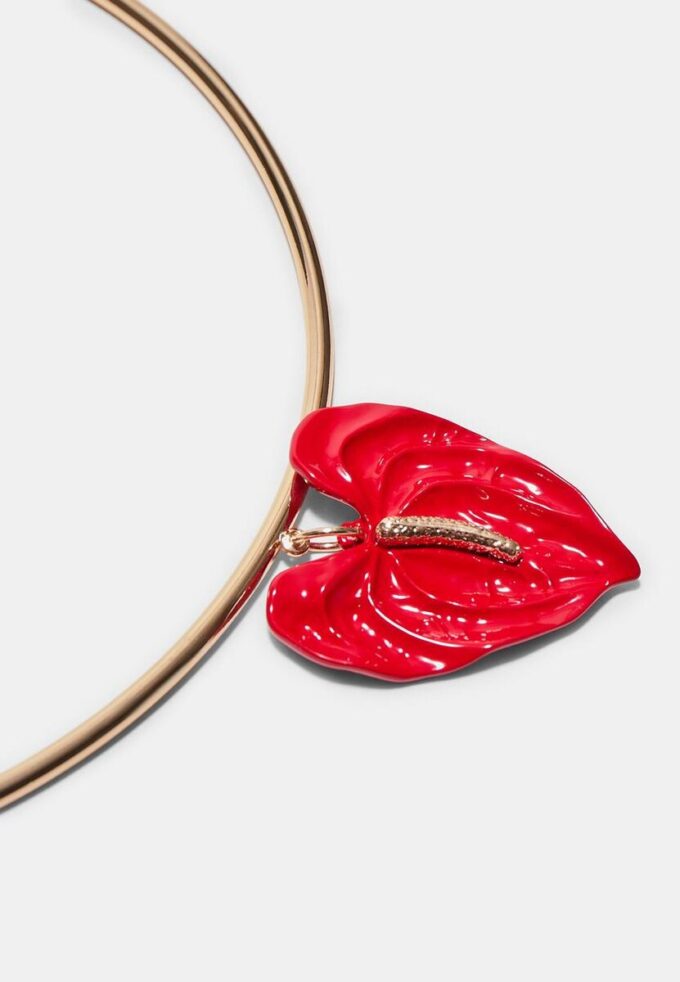 Girocollo con fiore di camelia