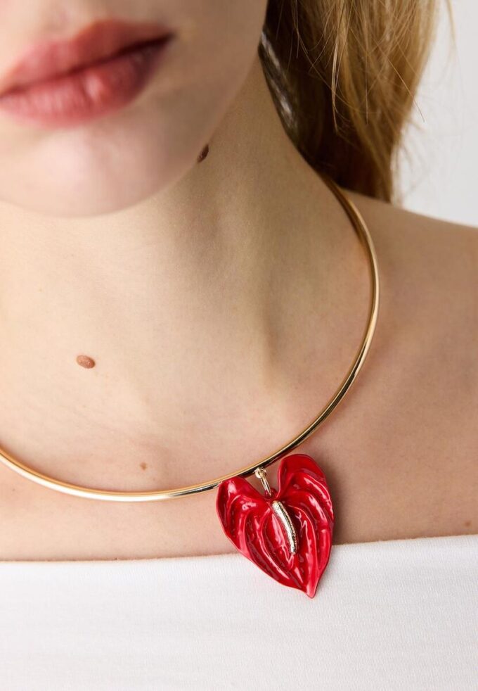 Girocollo con fiore di camelia