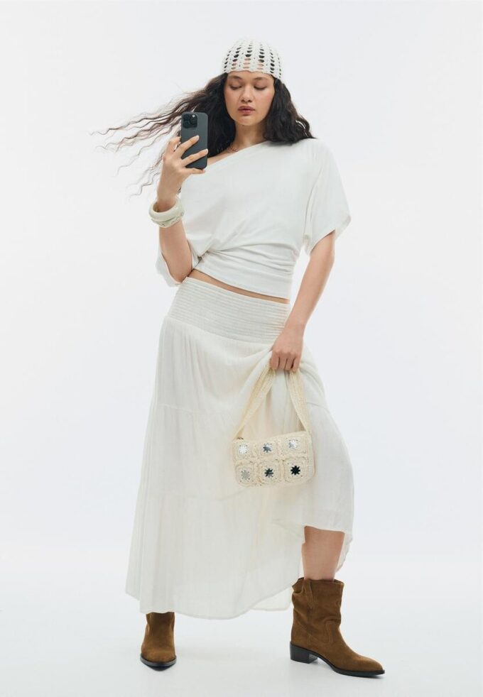 Gonna a pannelli con filo metallico