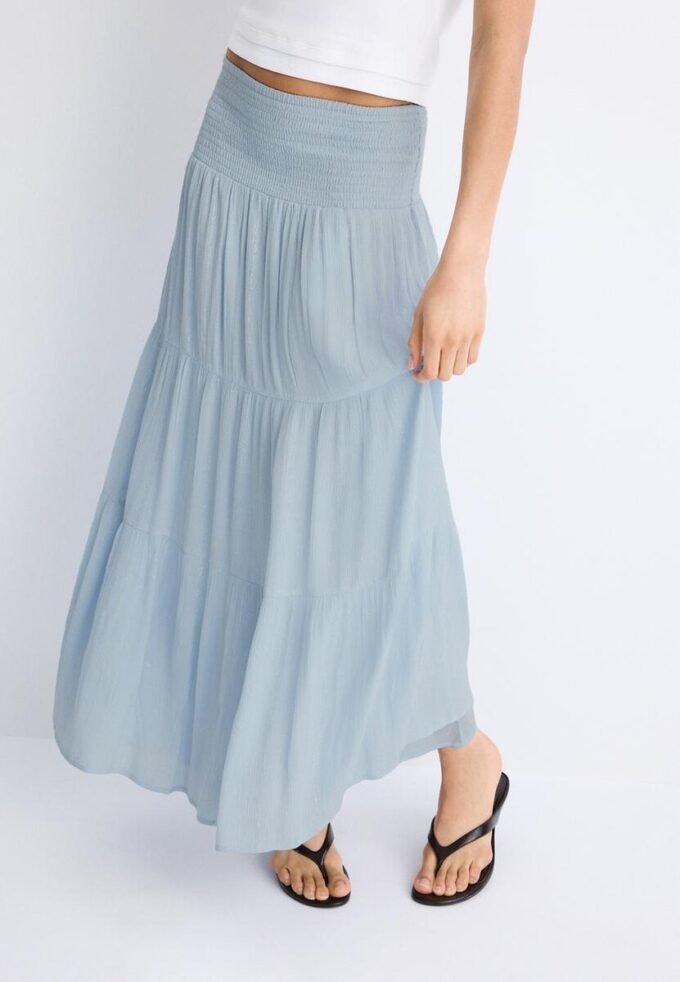 Gonna a pannelli con filo metallico