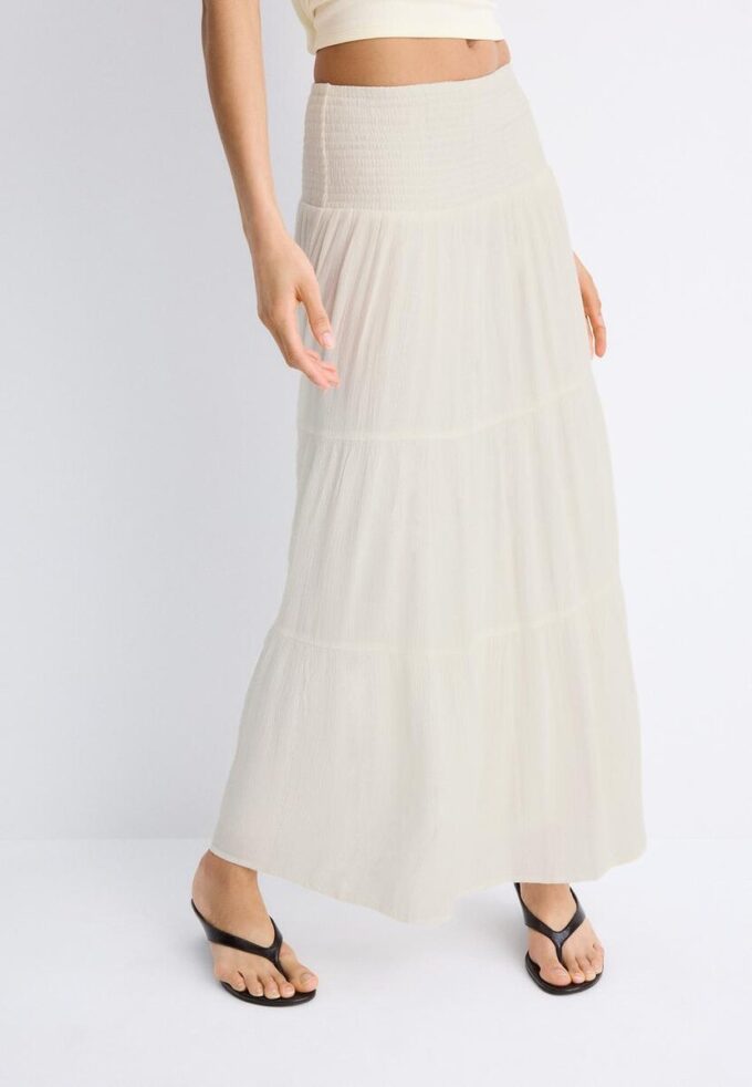 Gonna a pannelli con filo metallico