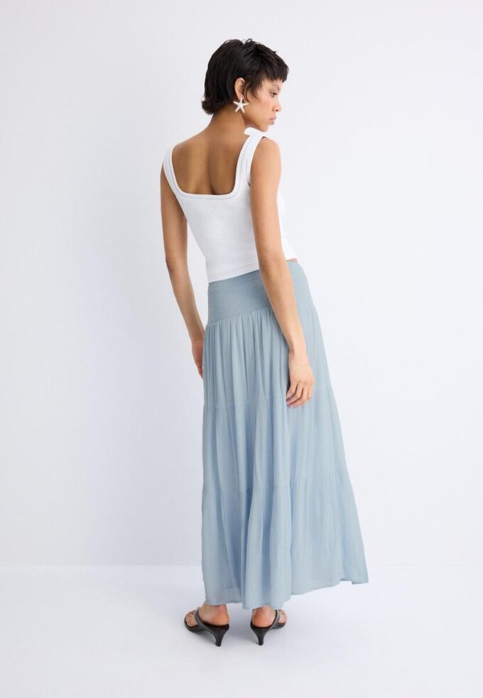 Gonna a pannelli con filo metallico