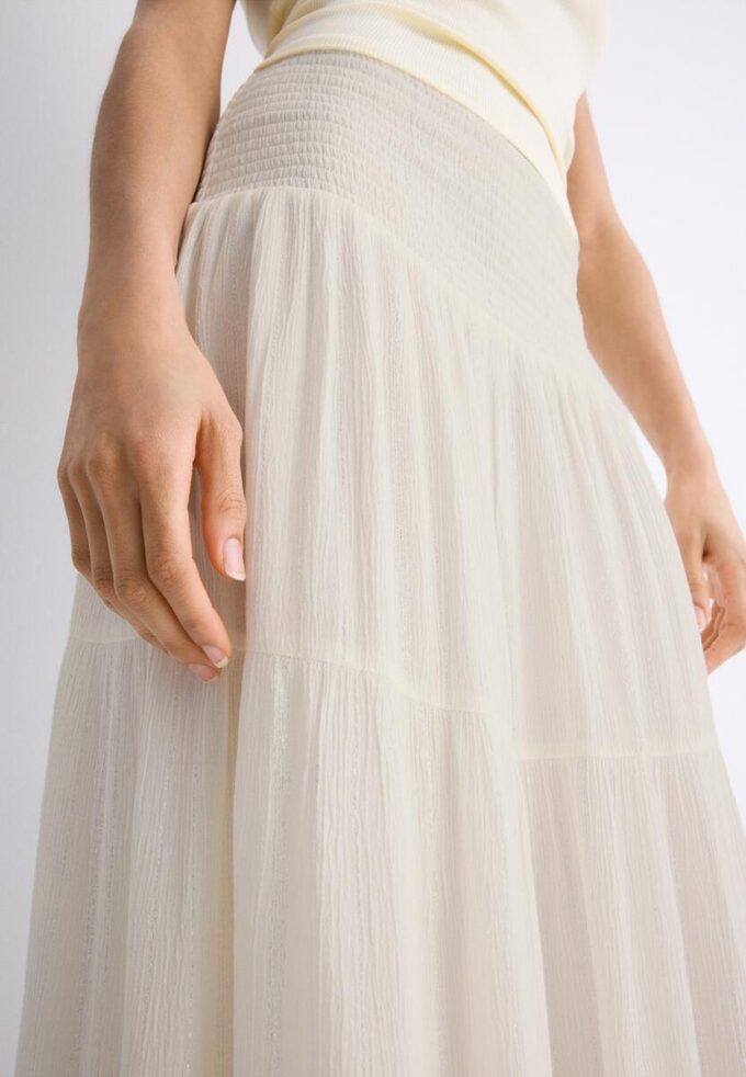 Gonna a pannelli con filo metallico