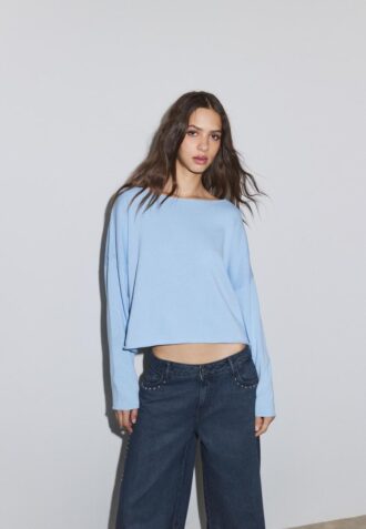 Maglione corto con scollo a barchetta