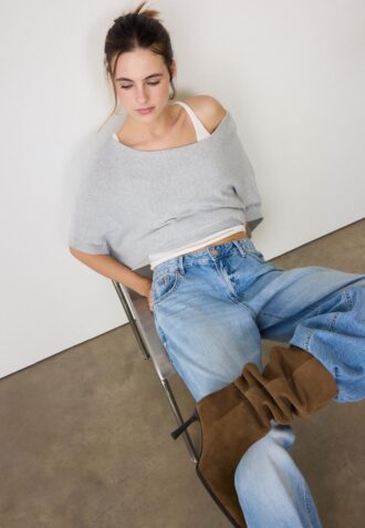 Maglione in maglia con scollo a barchetta e sovrapposizione