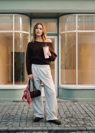 Maglione in maglia Soft Touch con scollo a barchetta Maglione in maglia Soft Touch con scollo a barchetta