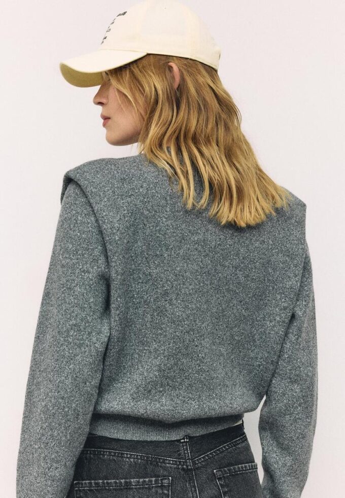 Maglione lavorato a maglia con spalle imbottite