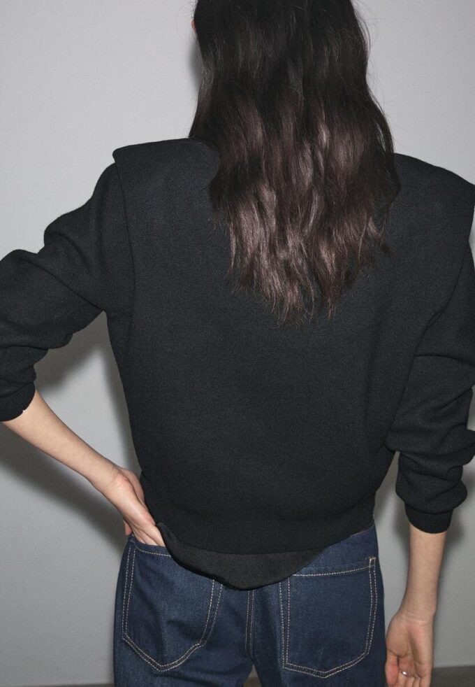 Maglione lavorato a maglia con spalle imbottite