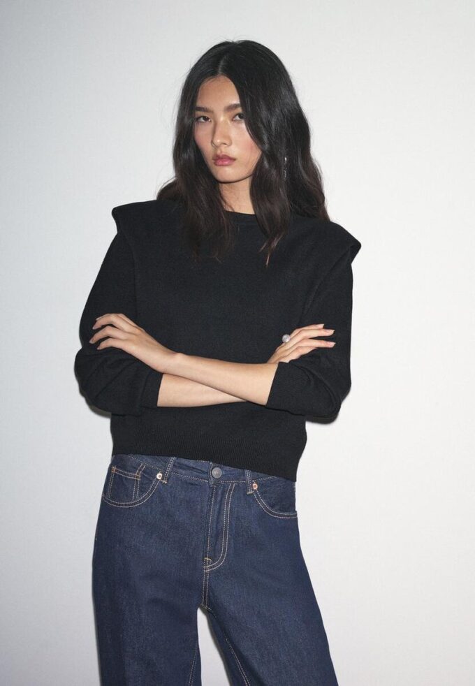 Maglione lavorato a maglia con spalle imbottite