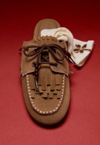 mocassini in pelle senza tallone con ciondoli 1 330x477 - Mocassini in pelle senza tallone con ciondoli