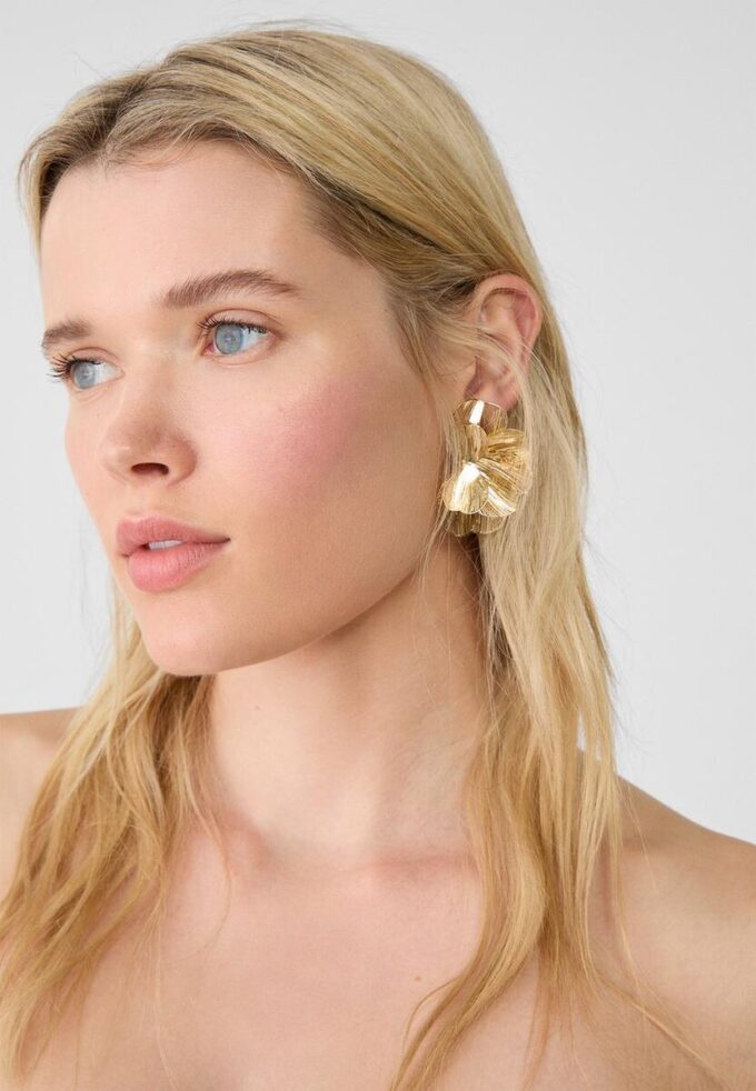 Orecchini a ventaglio con fiori in rilievo