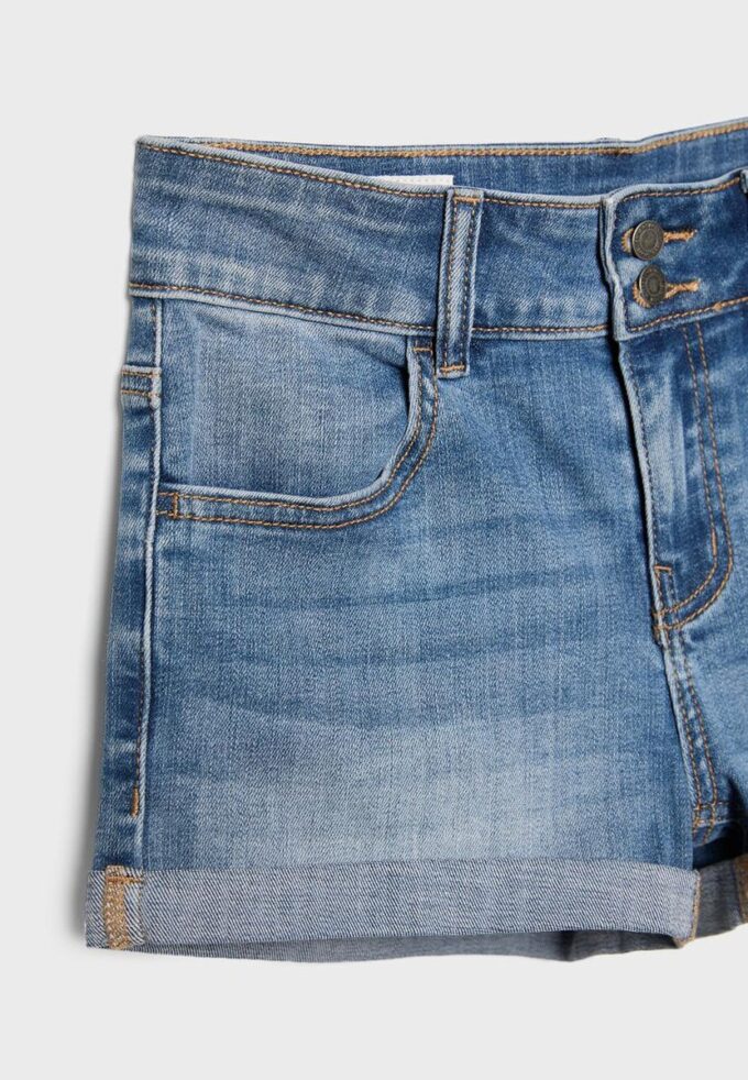 Pantaloncini in denim con orlo risvoltato