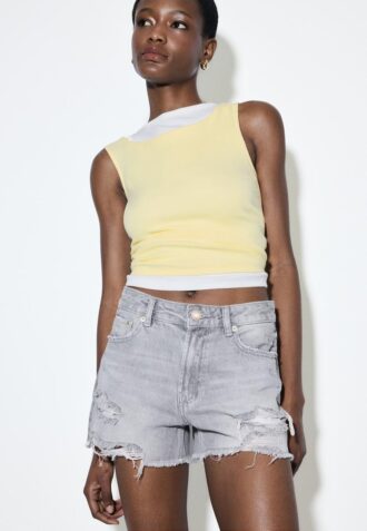 Pantaloncini in denim strappato D75