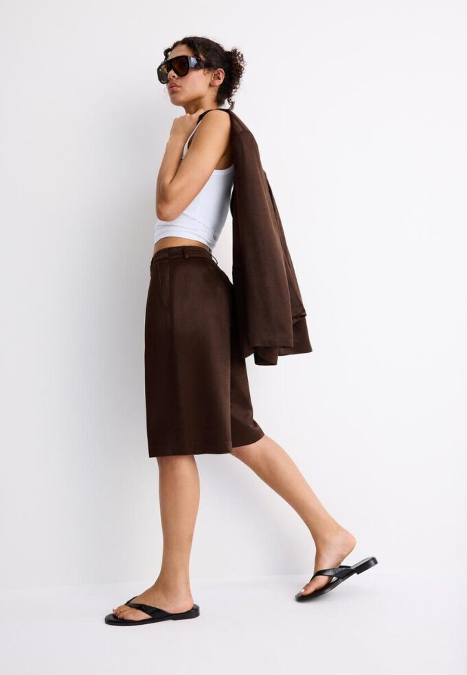 Pantaloncini in raso con pinces Pantaloncini in raso con pinces