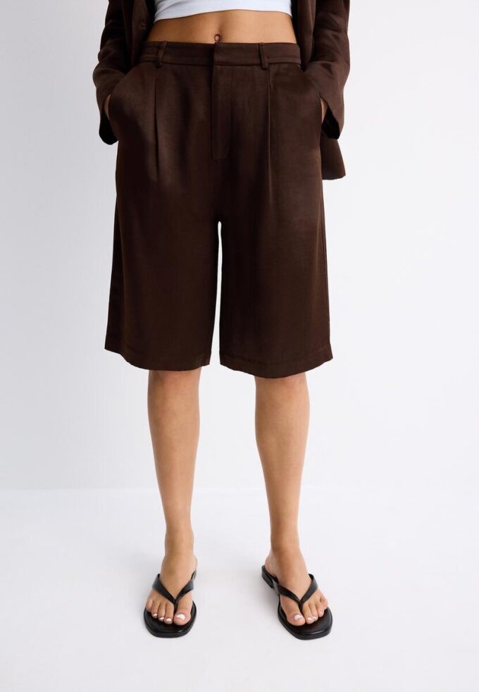 Pantaloncini in raso con pinces Pantaloncini in raso con pinces