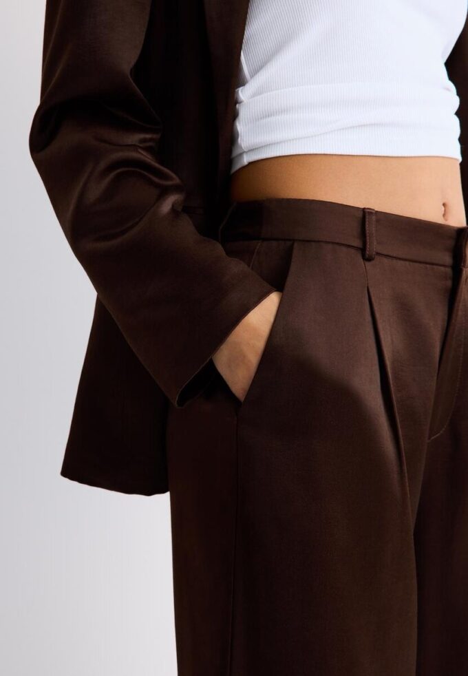 Pantaloncini in raso con pinces Pantaloncini in raso con pinces