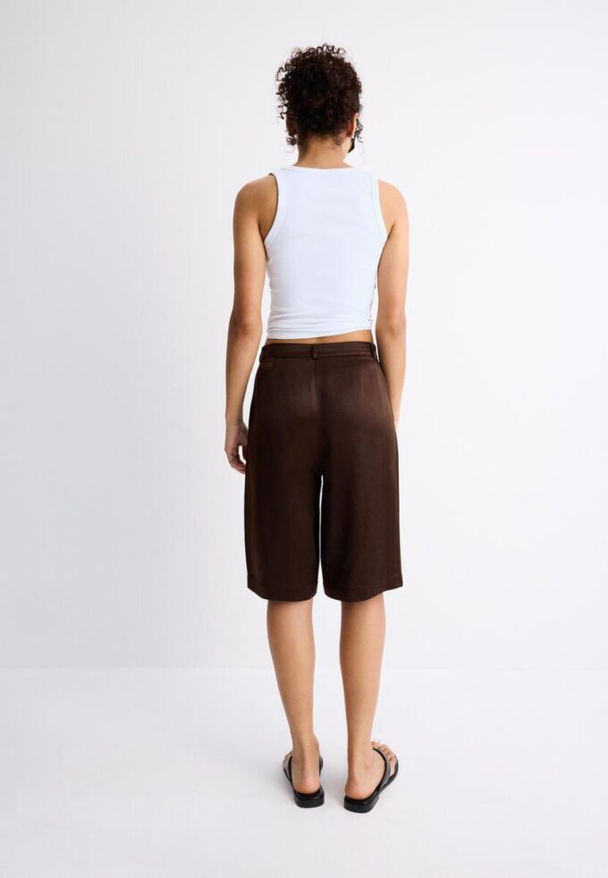 Pantaloncini in raso con pinces Pantaloncini in raso con pinces