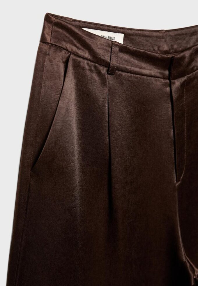 Pantaloncini in raso con pinces Pantaloncini in raso con pinces