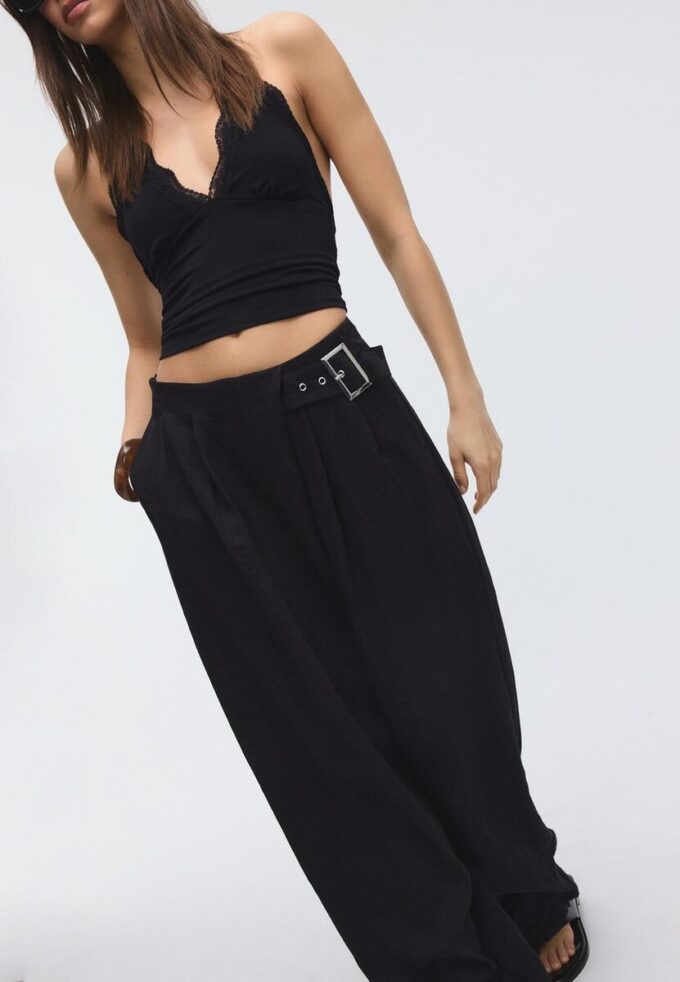 Pantaloni fluidi con fibbia