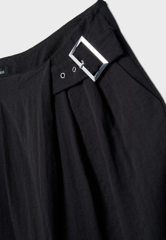 Pantaloni fluidi con fibbia