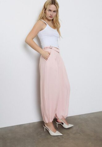 Pantaloni sarouel con pinces e fibbia