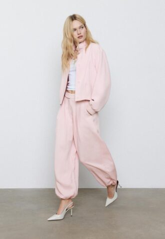 Pantaloni sarouel con pinces e fibbia