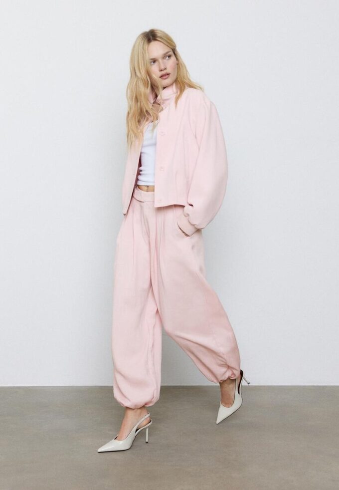 Pantaloni sarouel con pinces e fibbia