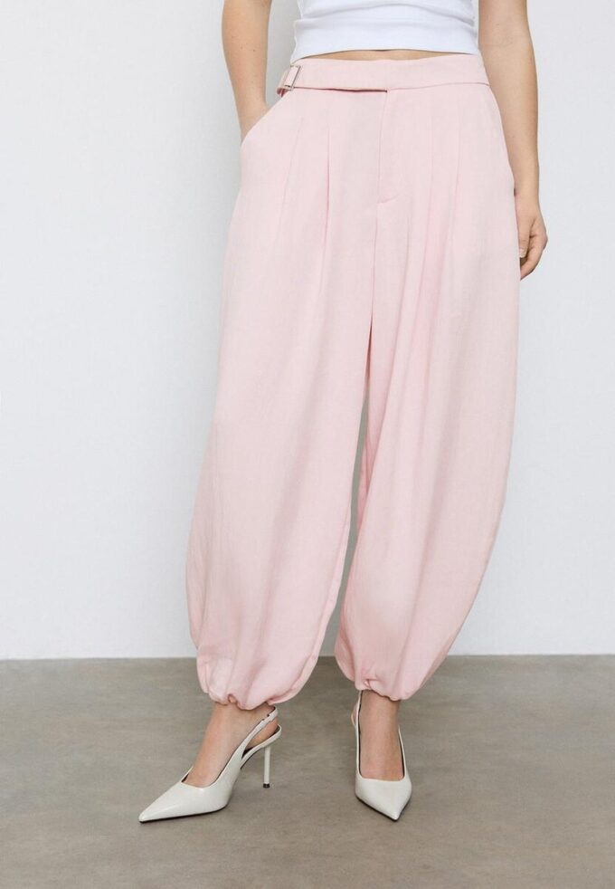 Pantaloni sarouel con pinces e fibbia