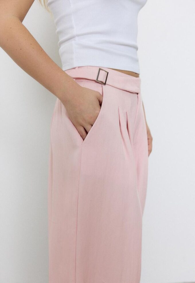 Pantaloni sarouel con pinces e fibbia