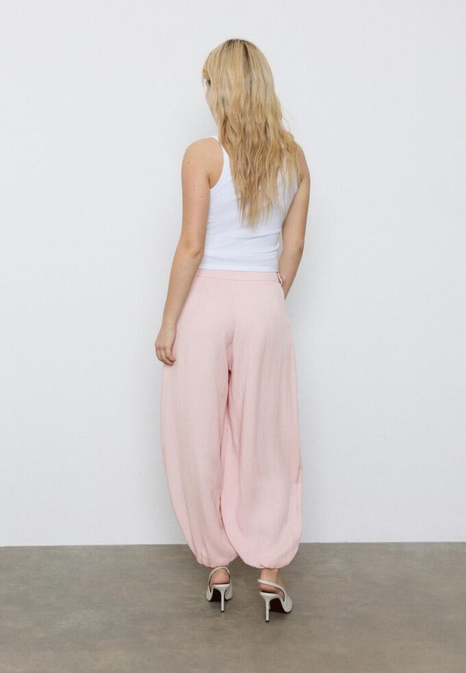 Pantaloni sarouel con pinces e fibbia