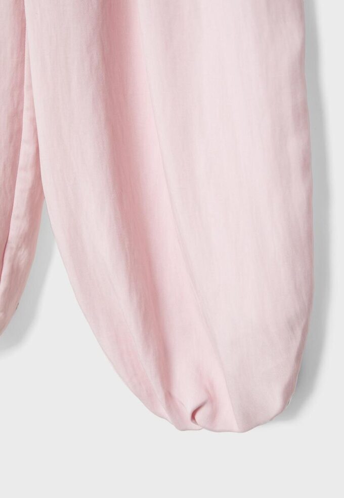 Pantaloni sarouel con pinces e fibbia
