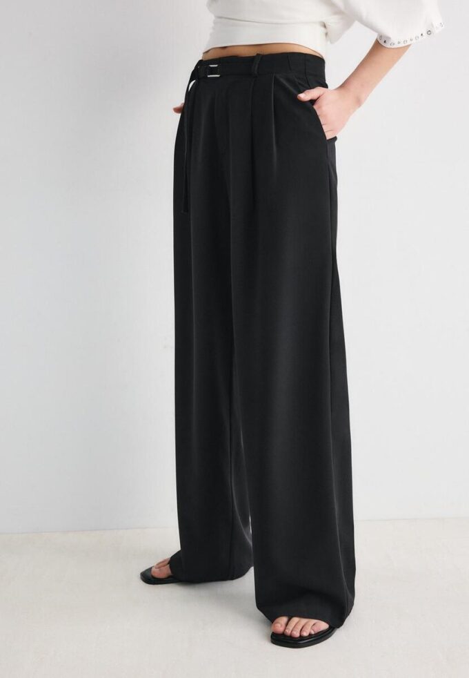 Pantaloni Wide Leg con dettaglio fibbia Pantaloni Wide Leg con dettaglio fibbia