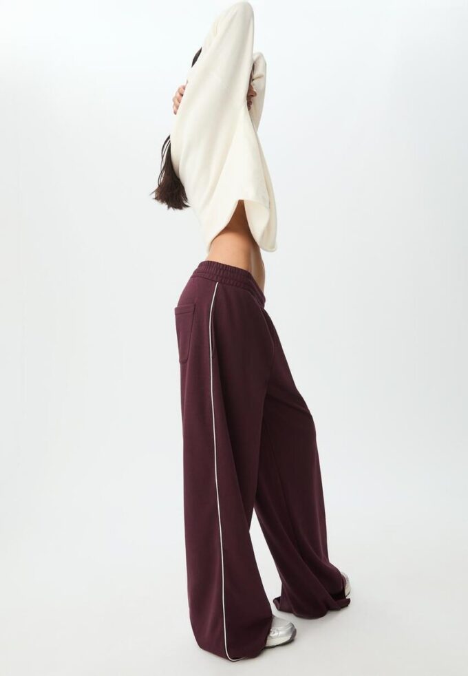 Pantaloni Wide Leg in tessuto felpato con bordino Pantaloni Wide Leg in tessuto felpato con bordino