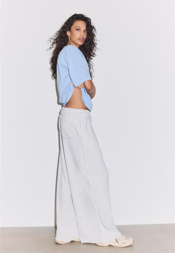Pantaloni Wide Leg in tessuto felpato con bordino Pantaloni Wide Leg in tessuto felpato con bordino