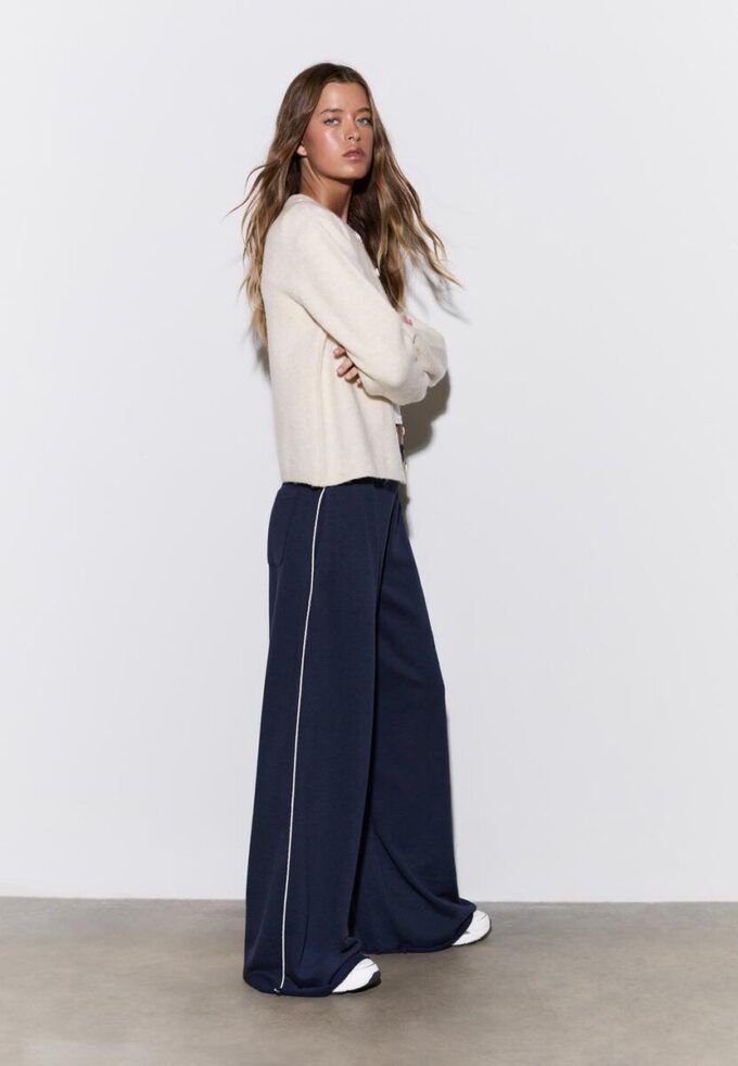 Pantaloni Wide Leg in tessuto felpato con bordino Pantaloni Wide Leg in tessuto felpato con bordino