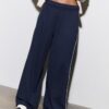 Pantaloni Wide Leg in tessuto felpato con bordino Pantaloni Wide Leg in tessuto felpato con bordino