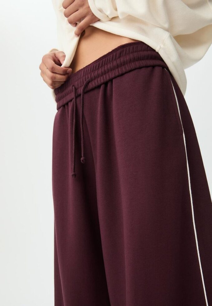 Pantaloni Wide Leg in tessuto felpato con bordino Pantaloni Wide Leg in tessuto felpato con bordino