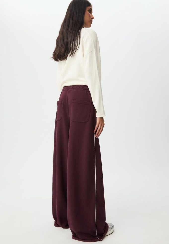 Pantaloni Wide Leg in tessuto felpato con bordino Pantaloni Wide Leg in tessuto felpato con bordino