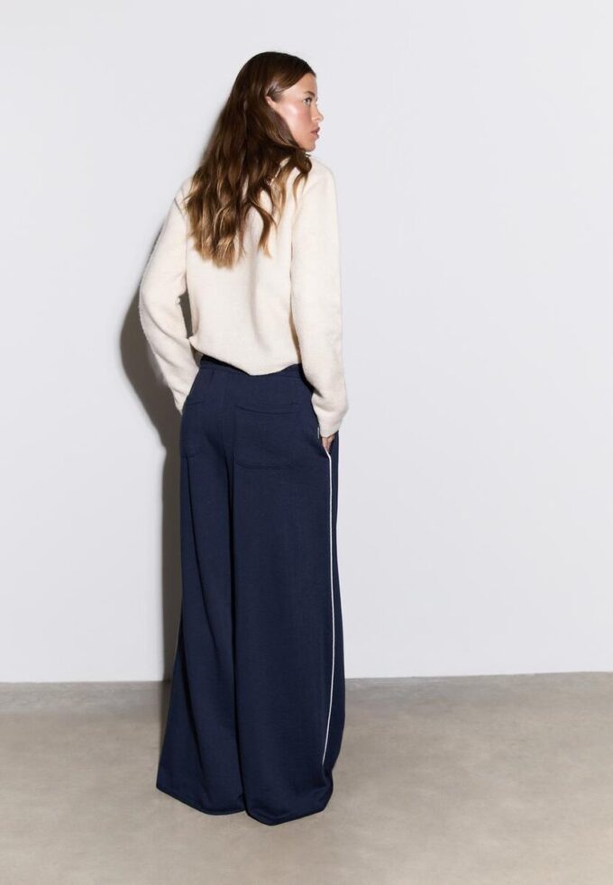 Pantaloni Wide Leg in tessuto felpato con bordino Pantaloni Wide Leg in tessuto felpato con bordino